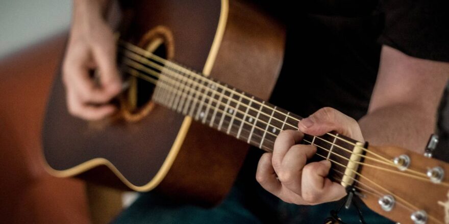 comment chanter en jouant de la guitare